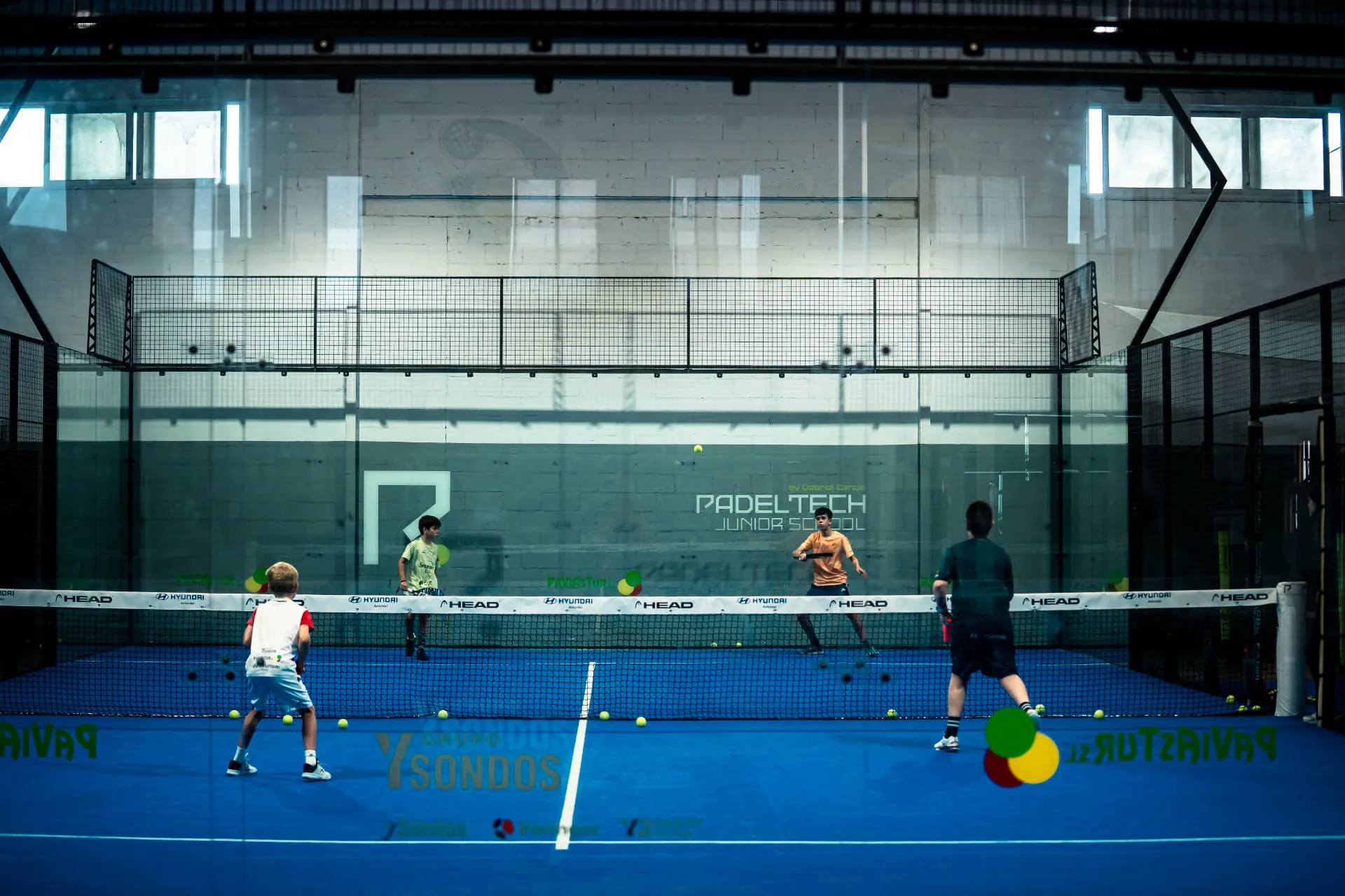 Pista de pádel indoor de un club durante una clase