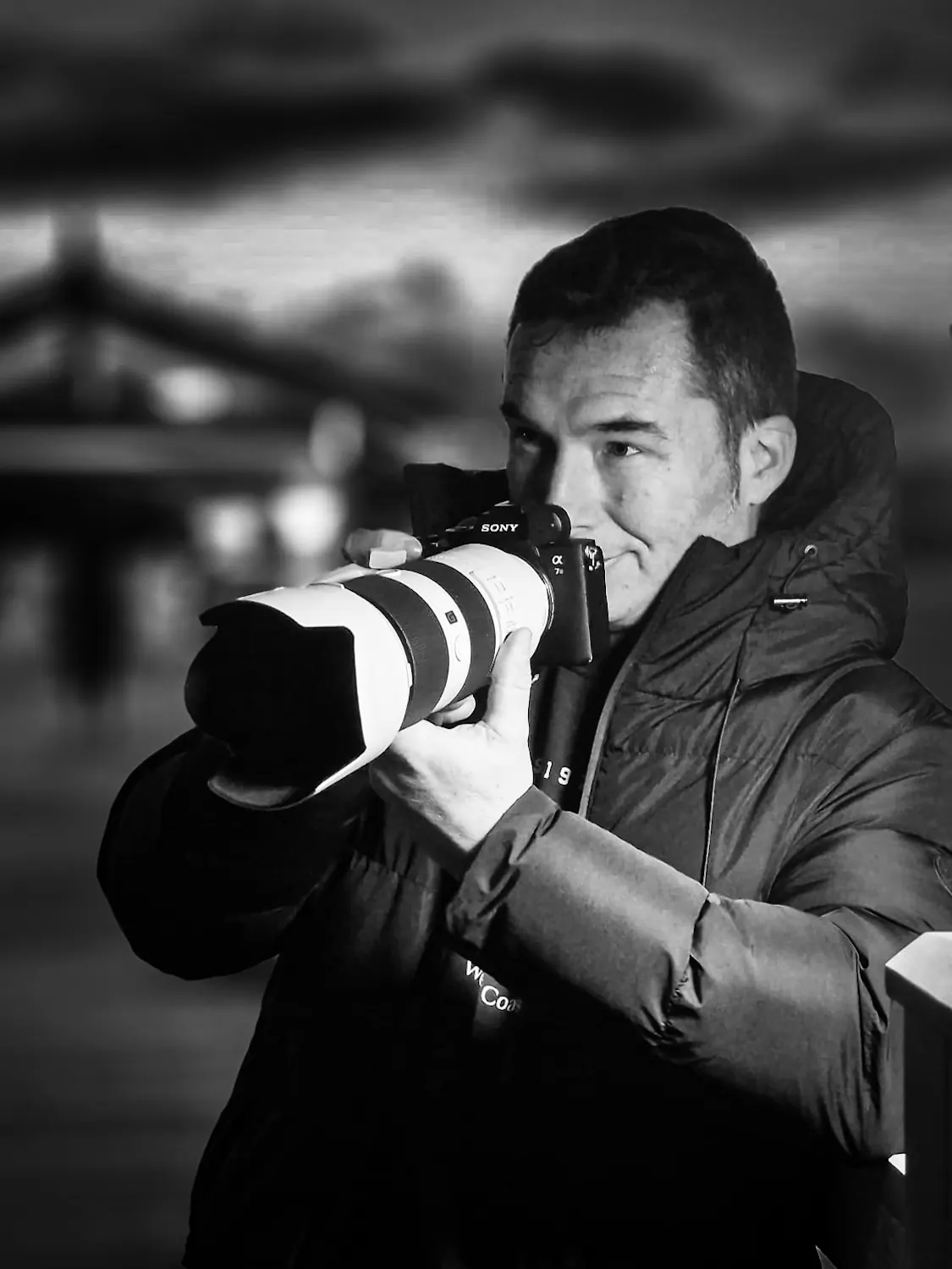 Hugo Nistal fotografiando con teleobjetivo junto a una pista de pádel
